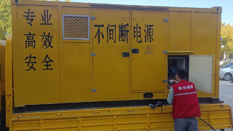 八步柴油发电机组和UPS电源配合使用时，如何避免切换过程中的电力中断？
